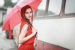 雨中打伞图片