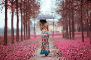 女孩下雨撑伞背影图片_1
