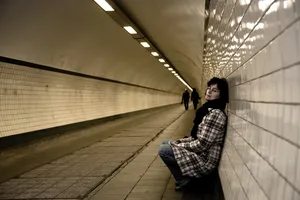 地下通道伤感女人图片_1