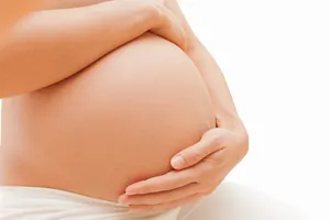 抚摸大肚子的孕妇局部图片_1