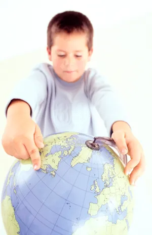 地球仪与小男孩图片_1