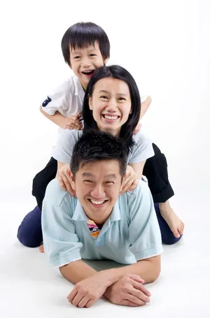玩叠罗汉的幸福一家人图片