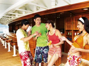 夏季休闲青年男女图片