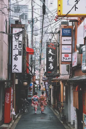 街头和服美女背影图片_1