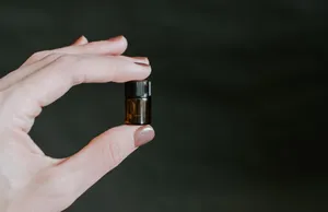 手持精油瓶图片第1张
