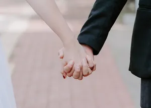 男女十指相扣图片第1张