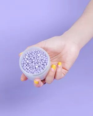 手拿浴盐的纯黄色美甲图片第1张