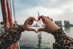 双手桃心手势图片_1