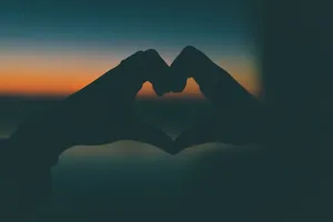 比心手势剪影图片