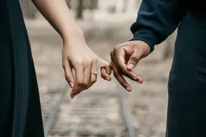 老夫妻手拉手图片第1张