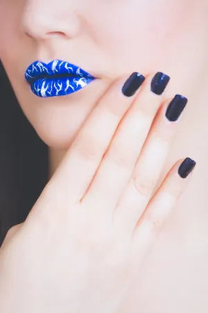 宝蓝色精致款美甲图片第1张