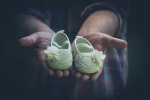 手捧婴儿鞋图片第1张