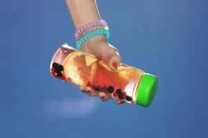 拿水杯的手图片第1张