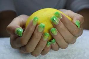 糖果色琉璃甲美甲图片第1张