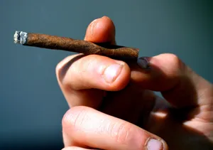 帅哥手指夹烟图片_1