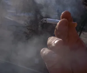 抽烟手势图片_1