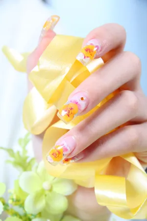 长指甲雕花美甲图片第1张