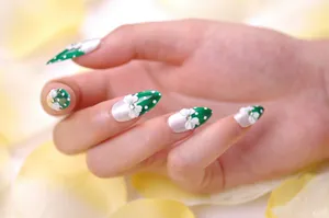 绿色雕花美甲图片_1