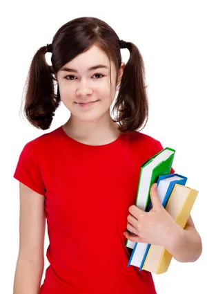 小女孩捧书的图片