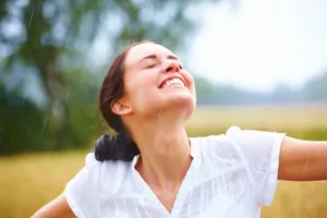 雨中微笑美女图片