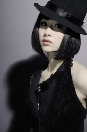 高清街拍短发美女图片