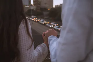 情侣牵手生活照_1