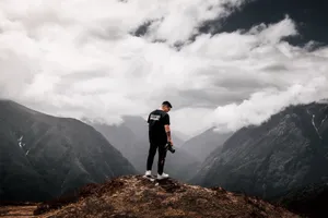 山顶帅哥背影图片