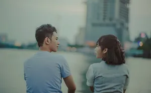 热恋情侣深情对望图片