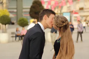 欧美情侣接吻图片
