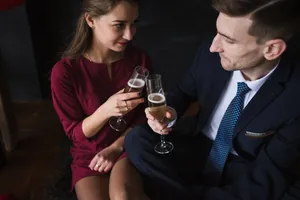 外国颜值情侣交杯酒图片_1