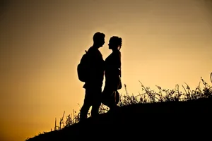 夕阳下情侣剪影图片第1张