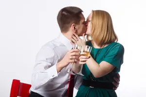 情侣一男一女接吻图片