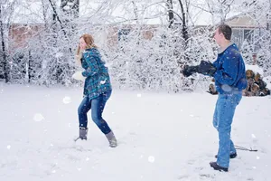 下雪打雪仗的情侣图片_1