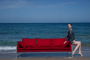 海边红沙发美女写真图片_1
