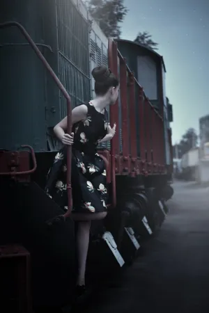复古火车站美女写真图片第1张