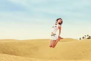 沙漠美女写真图片