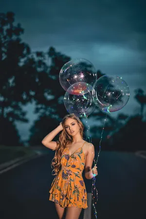 拿着气球的美女图片第1张