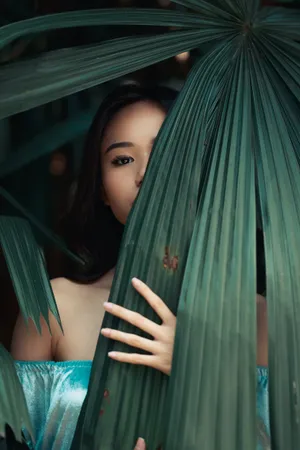 露出左半边脸的美女图片_1