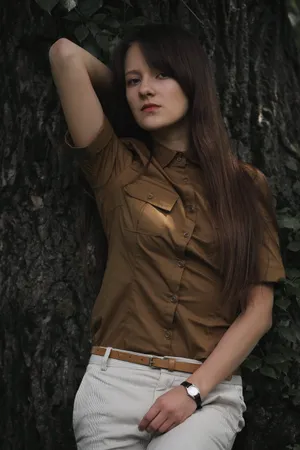 长发户外美女图片