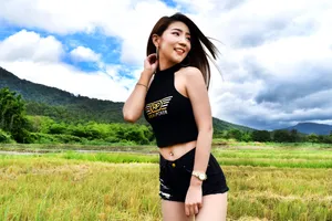 野外艺术美女图片_1