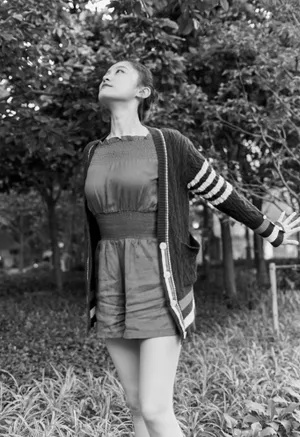 黑白唯美美女图片_1