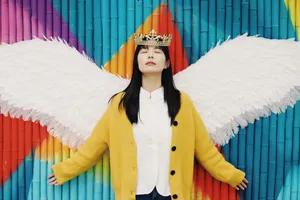 挥着翅膀的美女图片_1