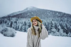 冬季毛衣美女图片