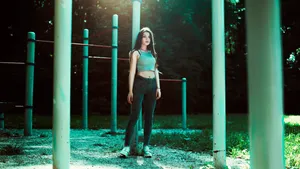 紧身牛仔裤户外美女图片_1