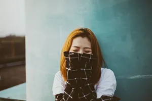 掩面偷笑美女图片_1