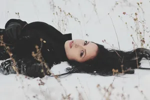 躺在雪地里的美女图片_1