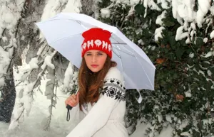 冬季撑伞美女图片