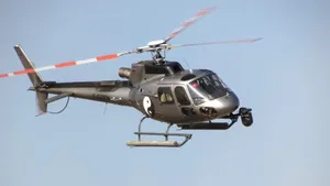 飞在空中的直升机飞机图片第张