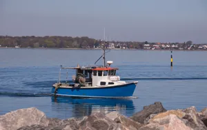 行驶水面的渔船图片第张