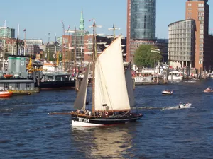 水面上的帆船图片第张